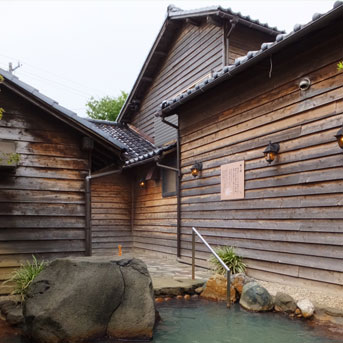 お寺を改装して建てた隠れパワースポット【三草二木西圓寺温泉】