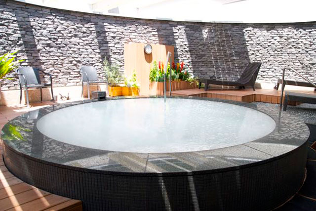 雑踏から一歩離れただけでそこには癒やしの高級スパが…