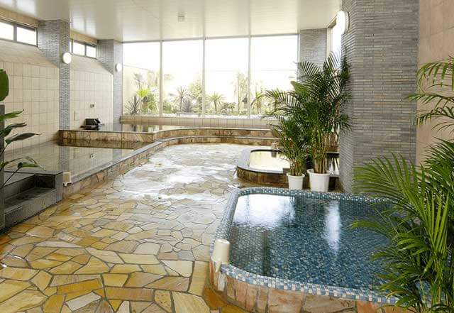 ②湯船で肌をふやかしたあとは、アカスリ