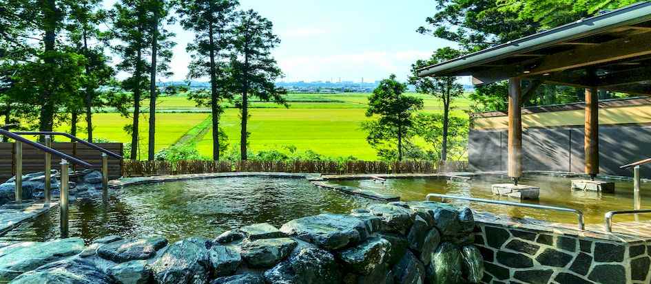 竹林の合間からのぞく田園風景に癒される露天風呂
