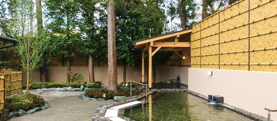 森林浴気分が味わえる天然温泉の露天風呂