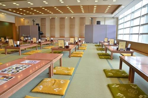 食事は人数や用途合わせたスペースで