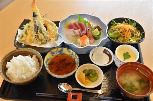 てんぷら、お刺身、あれこれ味える「湯もみの里御膳」