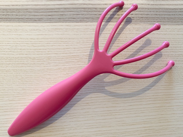 ①ヘッドマッサージャーで顔のむくみを撃退