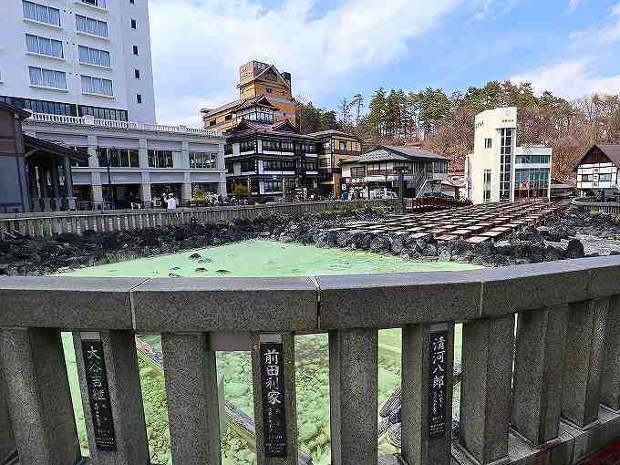 草津温泉の湯畑の石柵に刻まれた実在しない人物の名前とは