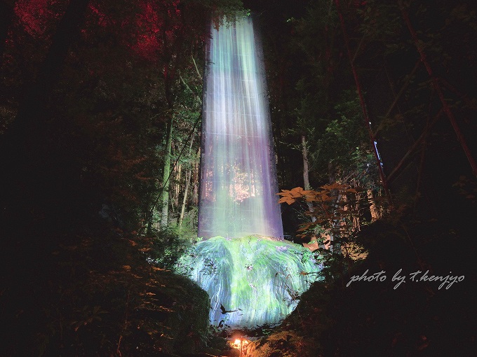 かみさまの御前なる岩に憑依する滝