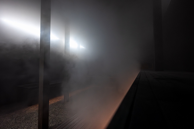 サウナ座席下部から薬草スチームが大量投入