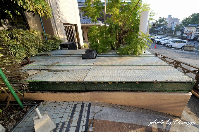 玄関横にある自家源泉。床の鉄板の下から源泉が湧出しています。