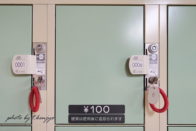 鍵付きロッカーは100円返却式で良心的
