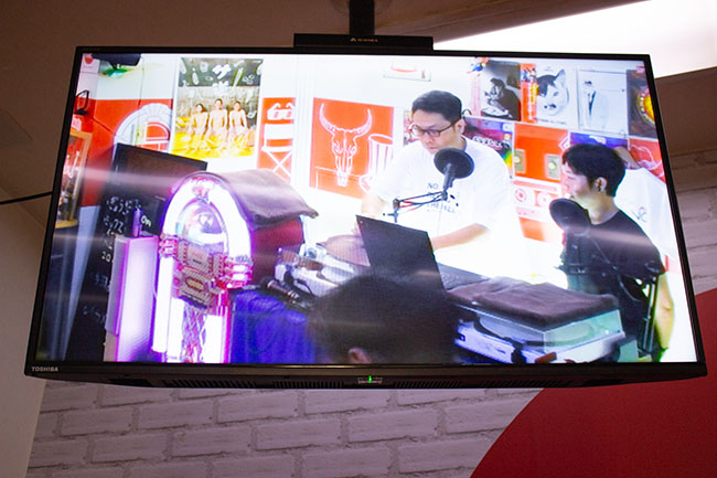 DJブースの音声とライブ映像を、館内のボナサウナとカプセルルーム内のテレビに生中継