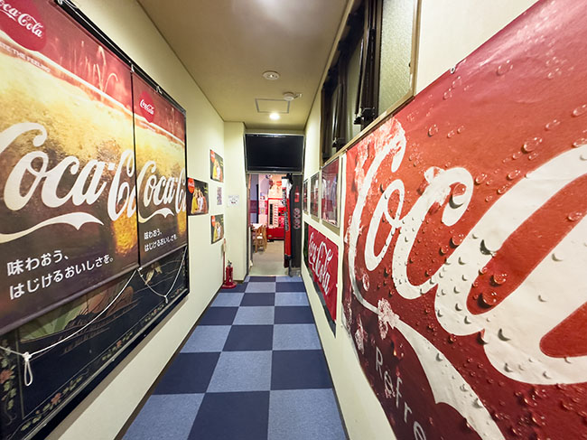 食堂脇の細長い通路を入って進んだ先の通称「コカ・コーラ部屋」がスタジオ