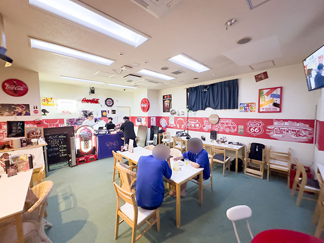 食堂脇の細長い通路を入って進んだ先の通称「コカ・コーラ部屋」がスタジオ