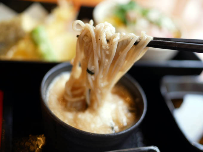 お蕎麦は途中でとろろを加えて
