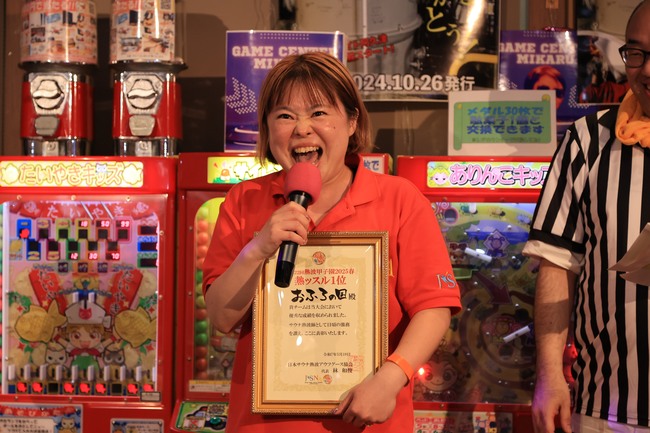 感極まって涙かと思いきや、すぐさま表情を変えて参加者たちを鼓舞するエイミーみどり