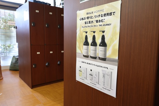 サウナ室や脱衣場に貼られたBULK HOMMEのポスター