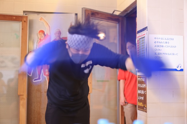 ペットボトル倒しで大会新記録・5本を達成した熱ごり