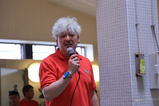 今大会より総合司会を務めるデトロイト阿久津さん