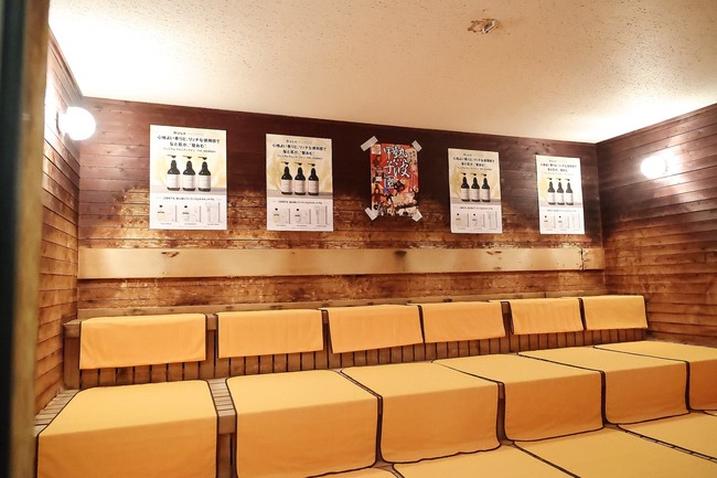 サウナ室や脱衣場に貼られたBULK HOMMEのポスター