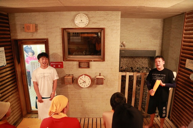 サウナの安全な入り方を啓蒙しつつ、今回も「振らない熱波」の関ラリ＠（右）