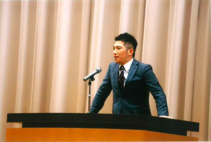 教壇に立つグラサウナーあっきーさん