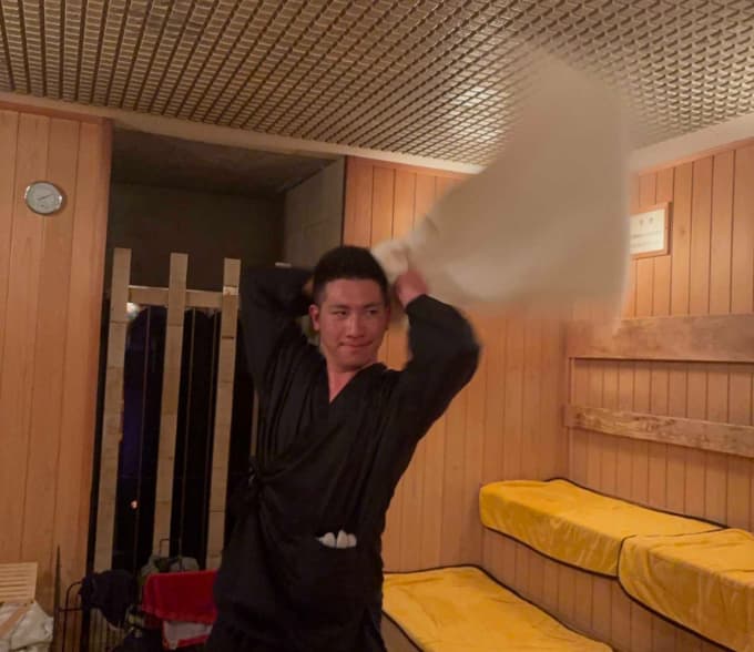 熱波を送るグラサウナーあっきー