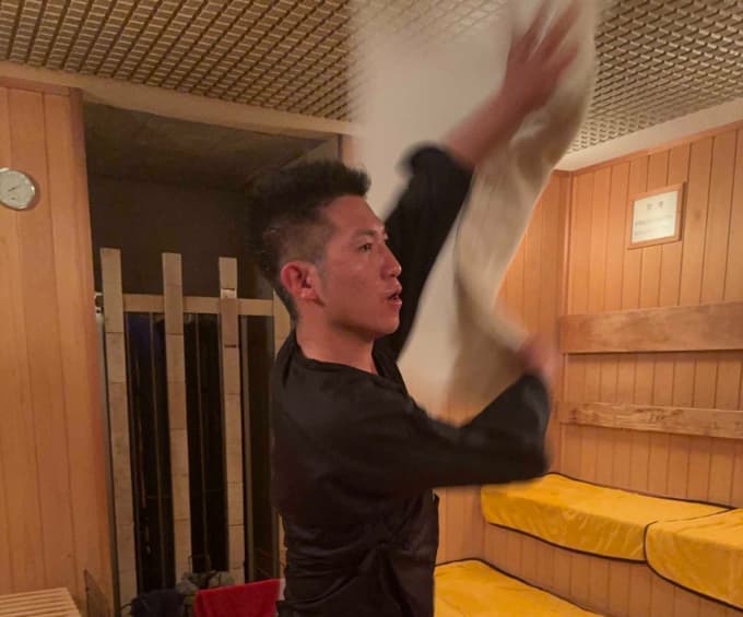 熱波を送るグラサウナーあっきー