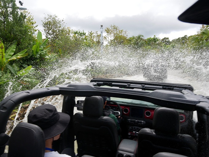 ダイナソーサファリ 水の中に突入