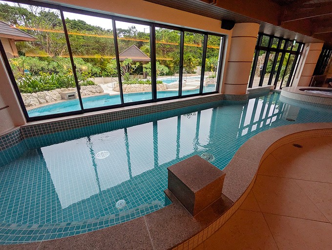 内風呂から見る露天エリア