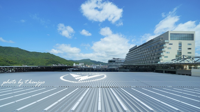 YUKULUの館内からはサッカースタジアムの屋根が見えます。