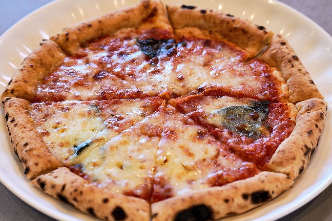 トマトとモッツァレラのピザ