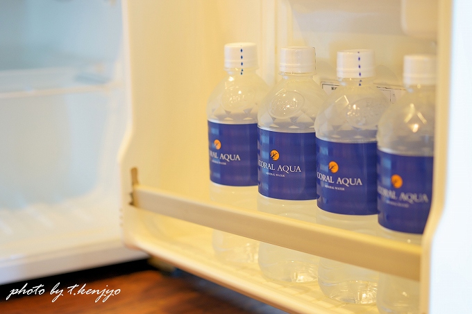 冷蔵庫の中にあるミネラルウォーター