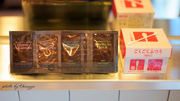 左から、クレンジングリキッド・洗顔料・化粧水・乳液・綿棒