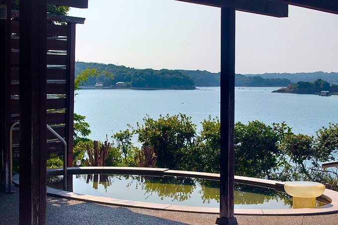 庭園露天風呂の楕円形風呂