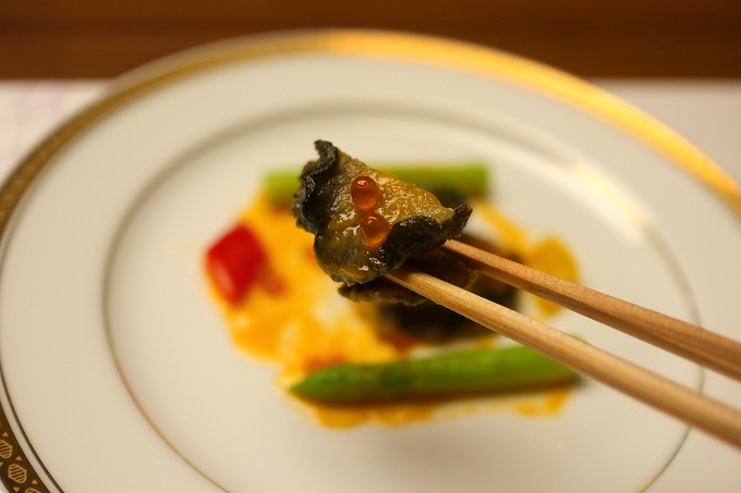 蒸し鮑ステーキのますいくら添え