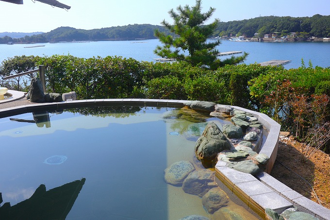 庭園露天風呂の岩風呂