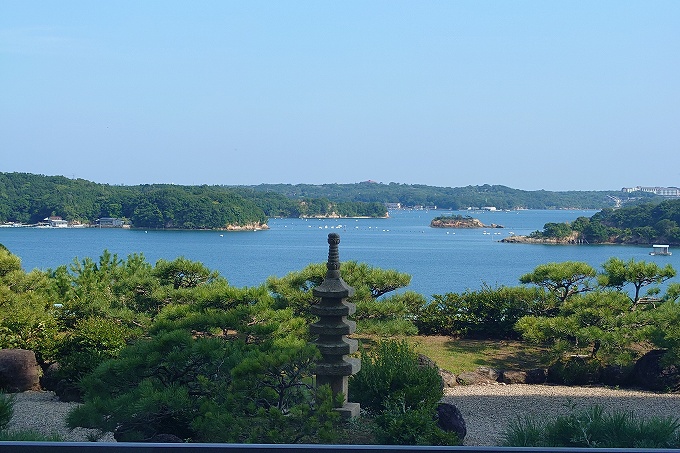 見晴らしロビーからの和風庭園