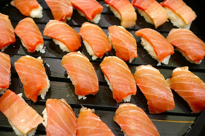 天然マグロ中トロの握り寿司