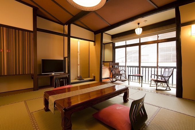 温泉街側の本館和室