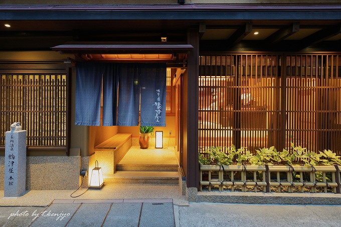 三朝温泉街に面する玄関