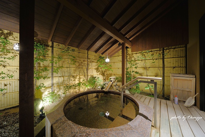 離れ湯「雨情」の露天風呂