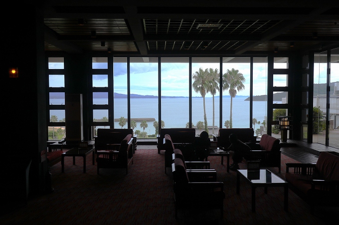 ロビーから見る海