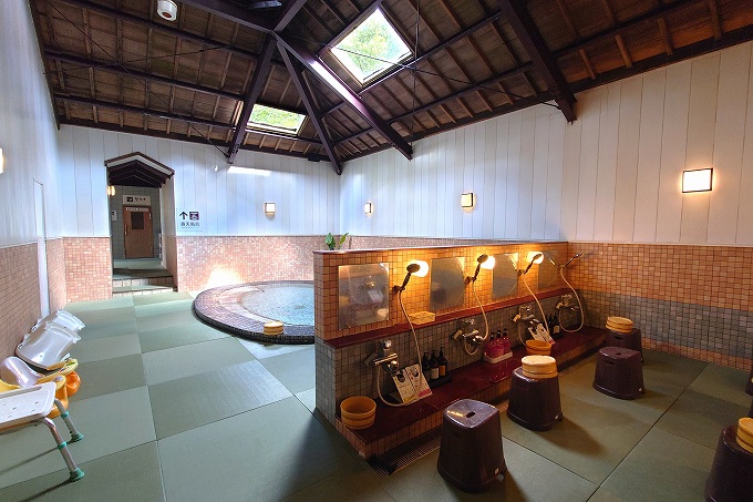 奥のお風呂の内湯と洗い場