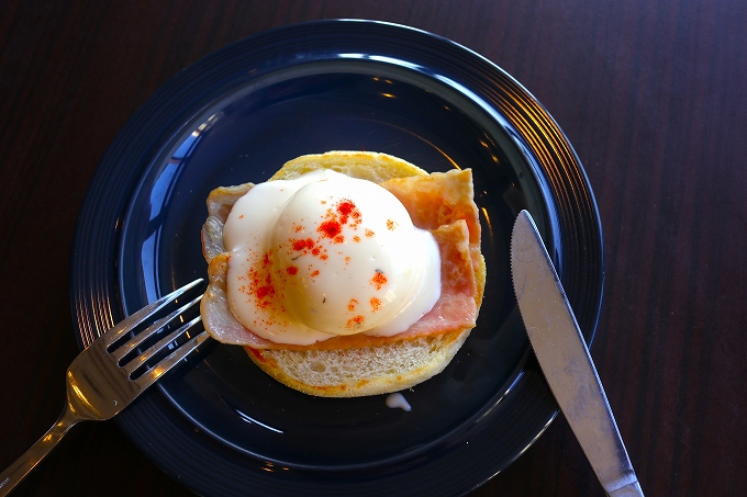 ライブキッチンのエッグベネディクト