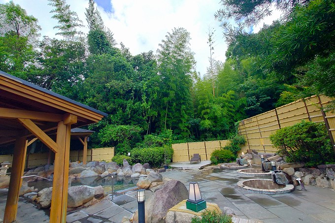 手前のお風呂の露天風呂