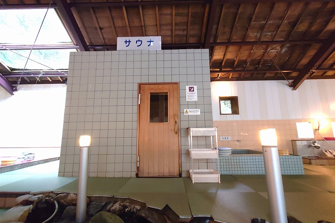 手前のお風呂のサウナと水風呂