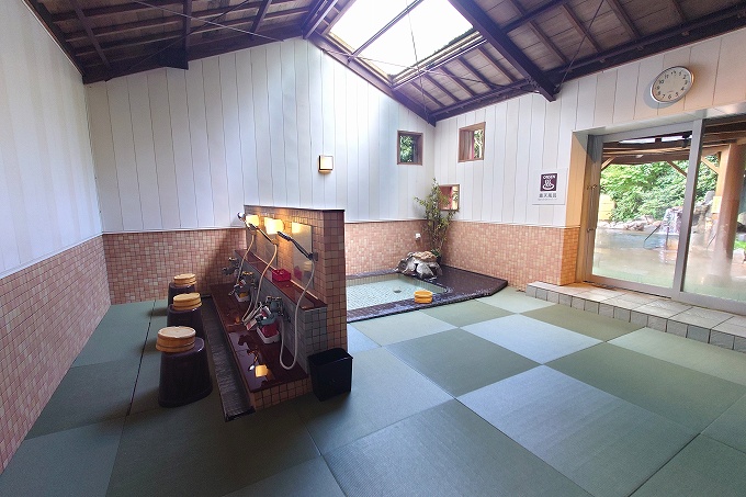 奥のお風呂のもう一つの浴槽