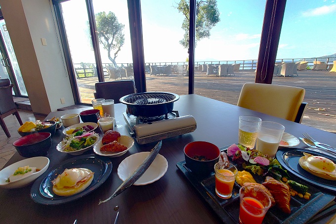 外の景色を眺めながらの朝食