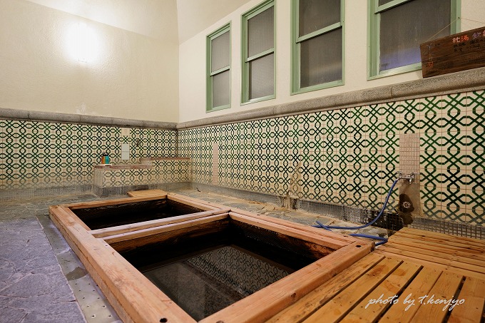 足元湧出の貸切風呂「楽泉の湯」