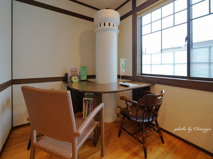 円筒を通して、地下からラドン含有の蒸気が引かれています。