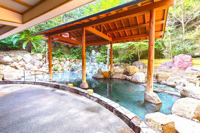 朝の湯の露天風呂